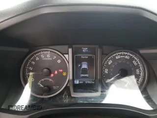 2017 Toyota Tacoma SR5 z VIN 3TMDZ5BN1HM030372, wystawiony jako Copart lot #54547985 z przebiegiem 67 663 mil mil oraz Szkoda całkowita • Salvage title. Historia ofert i sprzedaży dostępna na DreamBid. Obrazek 9.