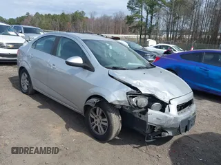 2014 Chevrolet Sonic LT z VIN 1G1JC5SH6E4153549, wystawiony jako IAAI lot #41675769 z przebiegiem 149 038 mil mil oraz . Historia ofert i sprzedaży dostępna na DreamBid. Obrazek 1.