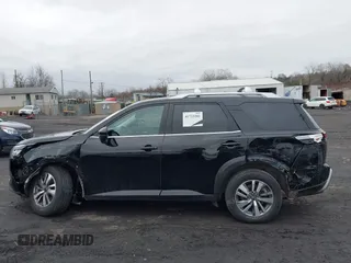2023 Nissan Pathfinder SL z VIN 5N1DR3CC7PC225860, wystawiony jako IAAI lot #41733202 z przebiegiem 23 118 mil mil oraz . Historia ofert i sprzedaży dostępna na DreamBid. Obrazek 14.