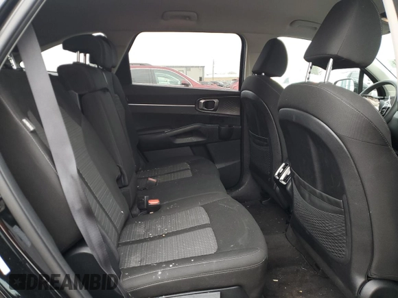 2024 Kia Sorento LX z VIN 5XYRG4JC0RG271831, wystawiony jako Copart lot #52711895 z przebiegiem 6 946 mil mil oraz Szkoda całkowita • Salvage title. Historia ofert i sprzedaży dostępna na DreamBid. Obrazek 11.
