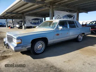 1990 Cadillac Brougham z VIN 1G6DW54Y6LR704123, wystawiony jako Copart lot #57709315 z przebiegiem 118 122 mil mil oraz Tytuł czysty. Historia ofert i sprzedaży dostępna na DreamBid. Obrazek 1.