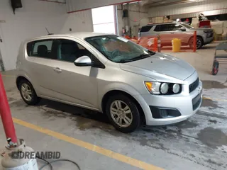 2016 Chevrolet Sonic LT z VIN 1G1JC6SH4G4142865, wystawiony jako IAAI lot #42161812 z przebiegiem 175 332 mil mil oraz . Historia ofert i sprzedaży dostępna na DreamBid. Obrazek 1.