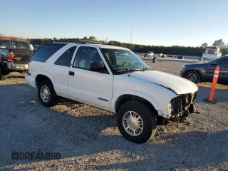 2001 GMC Jimmy SLS Comfort/Convenience with VIN 1GKCT18W01K173918, listed as a Copart auction lot 86317304 with 0 mi miles and Salvage Title. Bid and sale history available at carsss.com. Image 4.