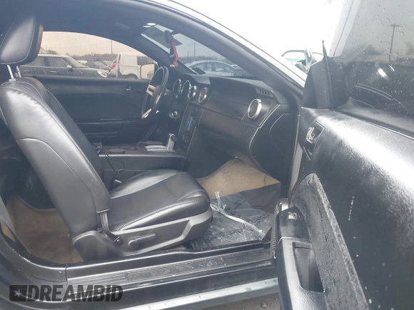 2008 Ford Mustang Deluxe with VIN 1ZVHT80N885204464, listed as a IAAI auction lot 42038519 with 200,912 mi miles. Bid and sale history available at carsss.com. Image 5.