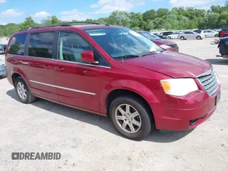 2010 Chrysler Town & Country Touring Plus z VIN 2A4RR8DX8AR320512, wystawiony jako IAAI lot #42311102 z przebiegiem 181 649 mil mil oraz . Historia ofert i sprzedaży dostępna na DreamBid. Obrazek 1.