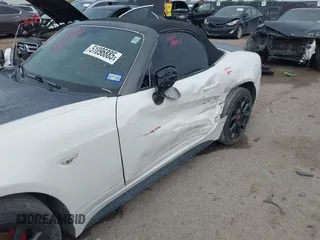 2018 FIAT 124 Spider Classica z VIN JC1NFAEK7J0138623, wystawiony jako IAAI lot #41919114 z przebiegiem 26 327 mil mil oraz . Historia ofert i sprzedaży dostępna na DreamBid. Obrazek 6.