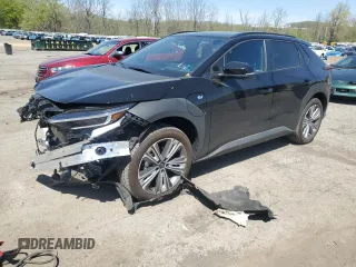 2023 Subaru Solterra Limited z VIN JTMABABA1PA024533, wystawiony jako Copart lot #54735625 z przebiegiem 7604 mil mil oraz Szkody całkowita. Historia ofert i sprzedaży dostępna na DreamBid. Obrazek 1.