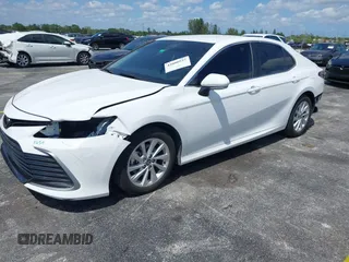 2024 Toyota Camry LE z VIN 4T1R11AK5RU881936, wystawiony jako IAAI lot #42080937 z przebiegiem 13 302 mil mil oraz . Historia ofert i sprzedaży dostępna na DreamBid. Obrazek 18.