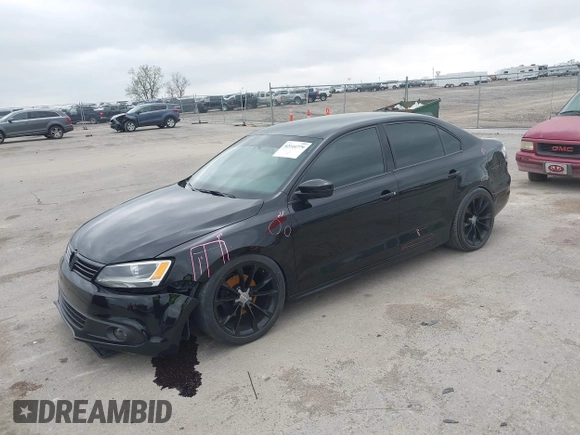 2014 Volkswagen Jetta SE z VIN 3VWD17AJ7EM388375, wystawiony jako IAAI lot #42144779 z przebiegiem 104 801 mil mil oraz . Historia ofert i sprzedaży dostępna na DreamBid. Obrazek 2.