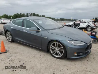 2013 Tesla Model S Performance с VIN 5YJSA1CP6DFP22018, выставлен на аукционе Copart как лот 55681235 с пробегом 86 813 миль миль и Списание • Salvage title. История ставок и продаж доступна на DreamBid. Изображение 4.