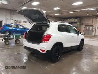 2022 Chevrolet Trax LT z VIN KL7CJPSM0NB537074, wystawiony jako IAAI lot #41843390 z przebiegiem 74 100 mil mil oraz . Historia ofert i sprzedaży dostępna na DreamBid. Obrazek 4.