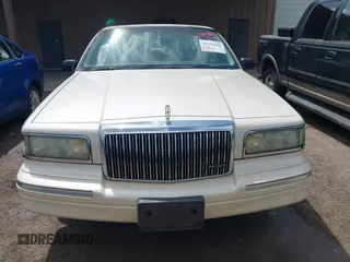 1997 Lincoln Town Car Cartier z VIN 1LNLM83W9VY687984, wystawiony jako IAAI lot #42234200 z przebiegiem 240 443 mil mil oraz . Historia ofert i sprzedaży dostępna na DreamBid. Obrazek 6.