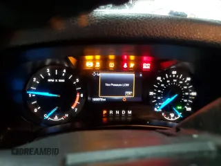 2017 Ford Expedition XLT z VIN 1FMJU1HT6HEA43801, wystawiony jako Copart lot #53719185 z przebiegiem 165 978 mil mil oraz Szkody całkowita. Historia ofert i sprzedaży dostępna na DreamBid. Obrazek 9.