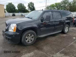 2013 GMC Yukon XL SLT z VIN 1GKS2KE70DR341764, wystawiony jako Copart lot #57109995 z przebiegiem 228 174 mil mil oraz Szkody całkowita. Historia ofert i sprzedaży dostępna na DreamBid. Obrazek 1.