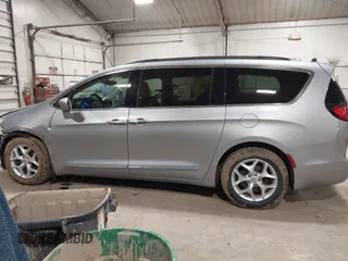 2017 Chrysler Pacifica Touring L with VIN 2C4RC1BG7HR831320, listed as a IAAI auction lot 41805697 with 137,743 mi miles and . Bid and sale history available at DreamBid. Image 14.