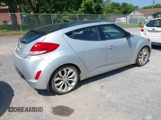 2015 Hyundai Veloster z VIN KMHTC6AD5FU240263, wystawiony jako IAAI lot #42392143 z przebiegiem 131 581 mil mil oraz . Historia ofert i sprzedaży dostępna na DreamBid. Obrazek 4.