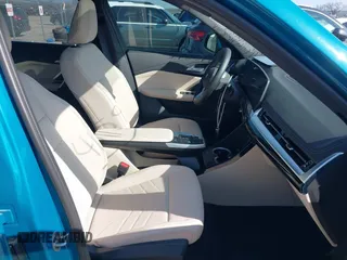 2025 BMW X1 xDrive28i z VIN WBX73EF04S5082009, wystawiony jako IAAI lot #41511596 z przebiegiem 3 561 mil mil oraz . Historia ofert i sprzedaży dostępna na DreamBid. Obrazek 5.