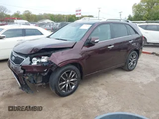 2013 Kia Sorento SX z VIN 5XYKW4A2XDG311577, wystawiony jako IAAI lot #42210698 z przebiegiem 152 599 mil mil oraz . Historia ofert i sprzedaży dostępna na DreamBid. Obrazek 17.