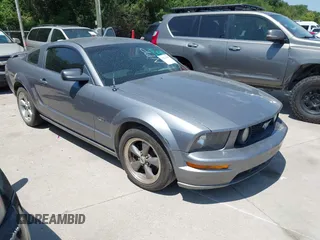 2006 Ford Mustang GT Deluxe z VIN 1ZVFT82H765125783, wystawiony jako IAAI lot #42324982 z przebiegiem 241 353 mil mil oraz . Historia ofert i sprzedaży dostępna na DreamBid. Obrazek 1.