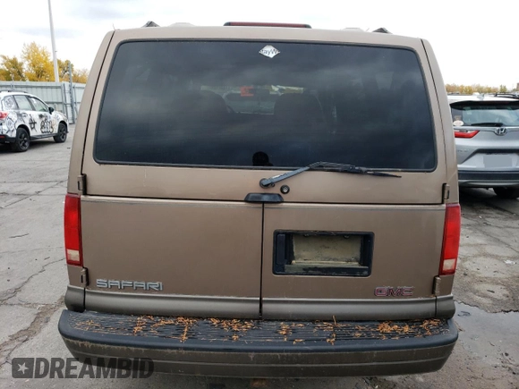 1999 GMC Safari z VIN 1GKEL19W4XB506220, wystawiony jako Copart lot #77257424 z przebiegiem 151 966 mil mil oraz Czysty tytuł • Clean title. Historia ofert i sprzedaży dostępna na DreamBid. Obrazek 6.