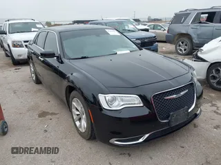 2015 Chrysler 300 Limited z VIN 2C3CCAAG8FH818543, wystawiony jako IAAI lot #42159613 z przebiegiem 183 712 mil mil oraz . Historia ofert i sprzedaży dostępna na DreamBid. Obrazek 1.