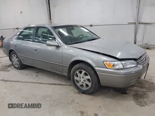 1999 Toyota Camry LE z VIN JT2BF22K1X0205458, wystawiony jako IAAI lot #42002313 z przebiegiem 200 355 mil mil oraz . Historia ofert i sprzedaży dostępna na DreamBid. Obrazek 1.