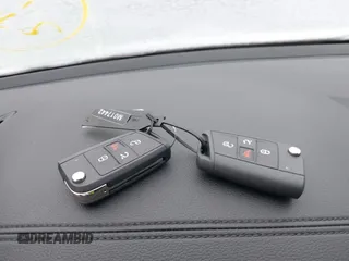 2025 Volkswagen Jetta Sport z VIN 3VWBX7BU2SM017442, wystawiony jako IAAI lot #41387314 z przebiegiem 1 498 mil mil oraz . Historia ofert i sprzedaży dostępna na DreamBid. Obrazek 11.