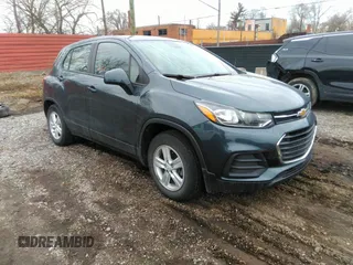 2021 Chevrolet Trax LS z VIN KL7CJKSB0MB322634, wystawiony jako IAAI lot #41705778 z przebiegiem 31 166 mil mil oraz . Historia ofert i sprzedaży dostępna na DreamBid. Obrazek 1.