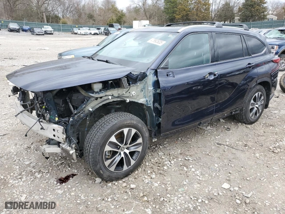2021 Toyota Highlander XLE with VIN 5TDHZRAHXMS523935, listed as a Copart auction lot 47992635 with 50,094 mi miles and Clean Title. Bid and sale history available at carsss.com. Image 1.