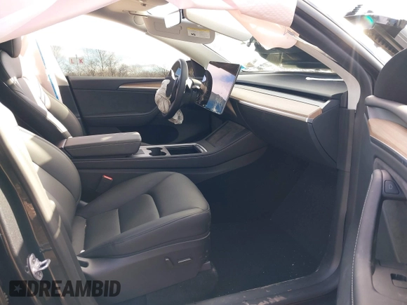 2024 Tesla Model Y Long Range z VIN 7SAYGDEE5RA317748, wystawiony jako IAAI lot #41468404 z przebiegiem 3 476 mil mil oraz . Historia ofert i sprzedaży dostępna na DreamBid. Obrazek 5.