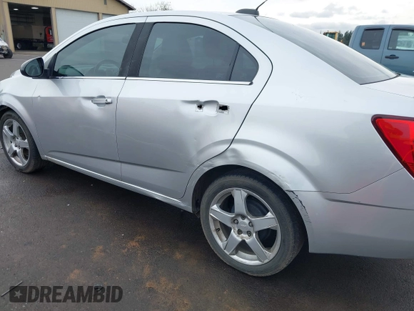 2015 Chevrolet Sonic LTZ z VIN 1G1JE5SB4F4108360, wystawiony jako IAAI lot #41526362 z przebiegiem 157 226 mil mil oraz . Historia ofert i sprzedaży dostępna na DreamBid. Obrazek 17.
