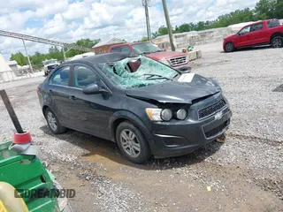 2015 Chevrolet Sonic LT z VIN 1G1JC5SH0F4170171, wystawiony jako IAAI lot #42268687 z przebiegiem 92 724 mil mil oraz . Historia ofert i sprzedaży dostępna na DreamBid. Obrazek 1.