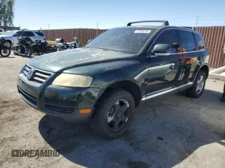 2005 Volkswagen Touareg z VIN WVGBG77L25D010568, wystawiony jako Copart lot #57268755 z przebiegiem 229 928 mil mil oraz Szkoda całkowita • Salvage title. Historia ofert i sprzedaży dostępna na DreamBid. Obrazek 1.