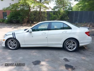 2012 Mercedes-Benz C 300 Sport с VIN WDDGF8BB7CR212099, выставлен на аукционе IAAI как лот 42411121 с пробегом 202 811 миль миль и . История ставок и продаж доступна на DreamBid. Изображение 14.