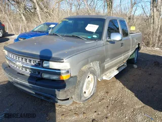 2000 Chevrolet Silverado 1500 LS with VIN 2GCEC19TXY1399466, listed as a IAAI auction lot 41814297 with 275,725 mi miles. Bid and sale history available at carsss.com. Image 6.