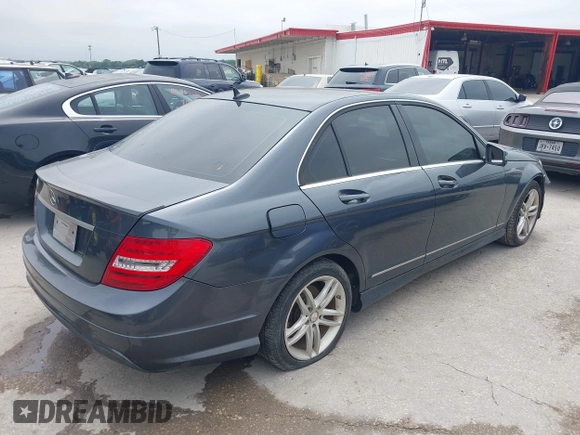 2014 Mercedes-Benz C 250 Sport z VIN WDDGF4HB5EA964773, wystawiony jako IAAI lot #42416375 z przebiegiem 113 333 mil mil oraz . Historia ofert i sprzedaży dostępna na DreamBid. Obrazek 4.