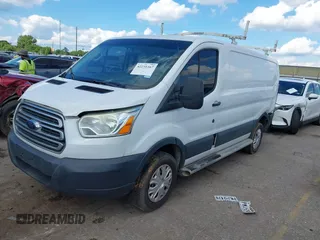 2015 Ford Transit Cargo z VIN 1FTNR1ZM3FKB02963, wystawiony jako IAAI lot #42231167 z przebiegiem 181 270 mil mil oraz . Historia ofert i sprzedaży dostępna na DreamBid. Obrazek 17.