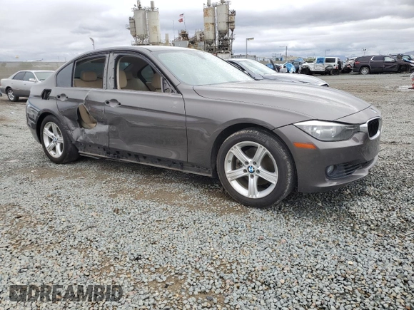 2013 BMW 3 Series 328i z VIN WBA3C1C54DF440529, wystawiony jako Copart lot #48949335 z przebiegiem 83 765 mil mil oraz Szkody całkowita. Historia ofert i sprzedaży dostępna na DreamBid. Obrazek 4.