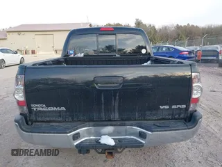 2013 Toyota Tacoma z VIN 3TMLU4EN7DM128414, wystawiony jako IAAI lot #41527647 z przebiegiem 112 097 mil mil oraz . Historia ofert i sprzedaży dostępna na DreamBid. Obrazek 16.