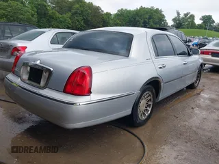 2002 Lincoln Town Car Signature z VIN 1LNHM82W72Y629486, wystawiony jako IAAI lot #42365208 z przebiegiem Nie podano mil oraz . Historia ofert i sprzedaży dostępna na DreamBid. Obrazek 4.