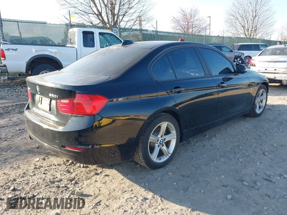 2013 BMW 3 Series 320i xDrive z VIN WBA3C3C54DF982886, wystawiony jako IAAI lot #41907850 z przebiegiem 104 020 mil mil oraz . Historia ofert i sprzedaży dostępna na DreamBid. Obrazek 4.