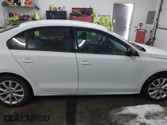 2015 Volkswagen Jetta Sport with VIN 3VWD17AJ1FM402112, listed as a IAAI auction lot 41368075 with 137,558 mi miles and . Bid and sale history available at DreamBid. Image 14.