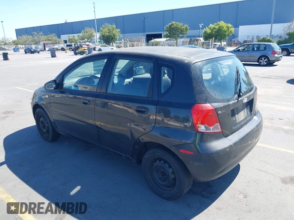 2006 Chevrolet Aveo LS z VIN KL1TD66686B523769, wystawiony jako IAAI lot #42835077 z przebiegiem Nie podano mil oraz . Historia ofert i sprzedaży dostępna na DreamBid. Obrazek 3.
