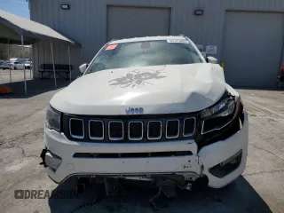 2018 Jeep Compass Latitude z VIN 3C4NJCBB7JT339233, wystawiony jako Copart lot #55175065 z przebiegiem Nie podano mil oraz Szkoda całkowita • Salvage title. Historia ofert i sprzedaży dostępna na DreamBid. Obrazek 5.