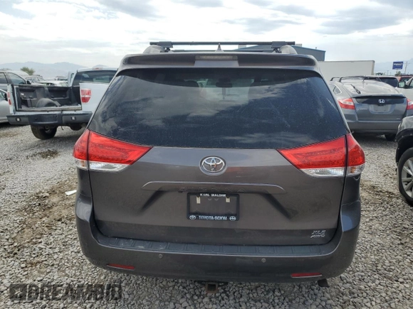 2013 Toyota Sienna XLE z VIN 5TDDK3DC8DS069085, wystawiony jako Copart lot #62768235 z przebiegiem 140 242 mil mil oraz Szkoda całkowita • Salvage title. Historia ofert i sprzedaży dostępna na DreamBid. Obrazek 6.