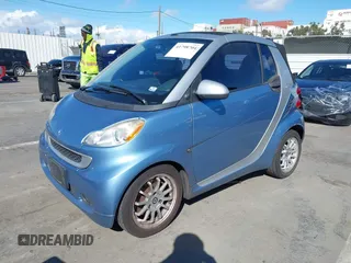 2011 Smart fortwo Passion z VIN WMEEK3BAXBK442980, wystawiony jako IAAI lot #41798704 z przebiegiem 66 576 mil mil oraz . Historia ofert i sprzedaży dostępna na DreamBid. Obrazek 2.