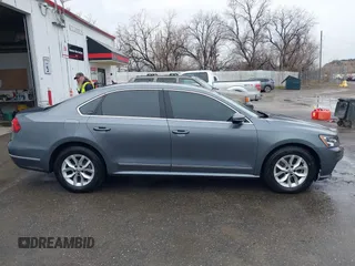 2017 Volkswagen Passat S z VIN 1VWAT7A3XHC071775, wystawiony jako IAAI lot #41775028 z przebiegiem 58 945 mil mil oraz . Historia ofert i sprzedaży dostępna na DreamBid. Obrazek 14.
