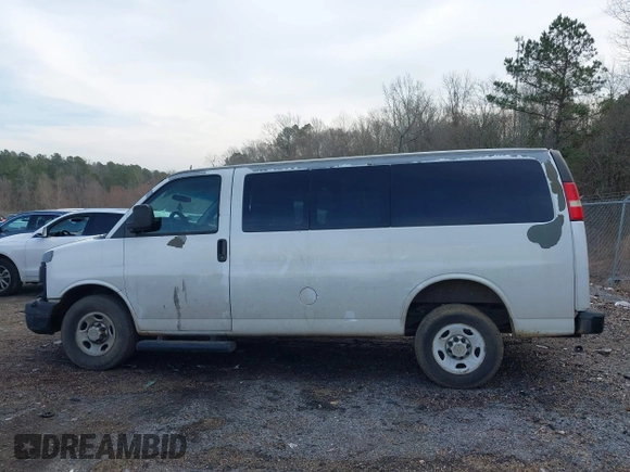 2011 Chevrolet Express Passenger LS z VIN 1GAWGPFG7B1119978, wystawiony jako IAAI lot #41437456 z przebiegiem 223 234 mil mil oraz . Historia ofert i sprzedaży dostępna na DreamBid. Obrazek 14.
