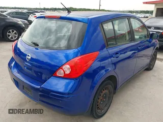 2011 Nissan Versa S z VIN 3N1BC1CP0BL447225, wystawiony jako IAAI lot #42466974 z przebiegiem 133 973 mil mil oraz . Historia ofert i sprzedaży dostępna na DreamBid. Obrazek 4.