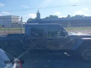 2021 Jeep Gladiator Rubicon z VIN 1C6JJTBG9ML592538, wystawiony jako IAAI lot #42206035 z przebiegiem 37 945 mil mil oraz . Historia ofert i sprzedaży dostępna na DreamBid. Obrazek 13.